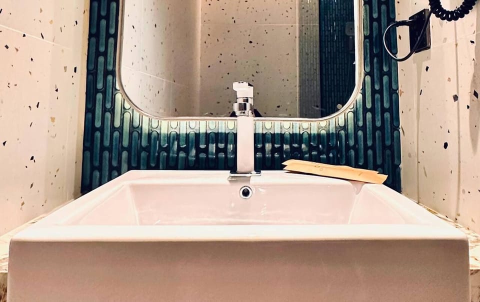 Executive Double Room | Bathroom | Shower, hydromassage showerhead, free toiletries, slippers