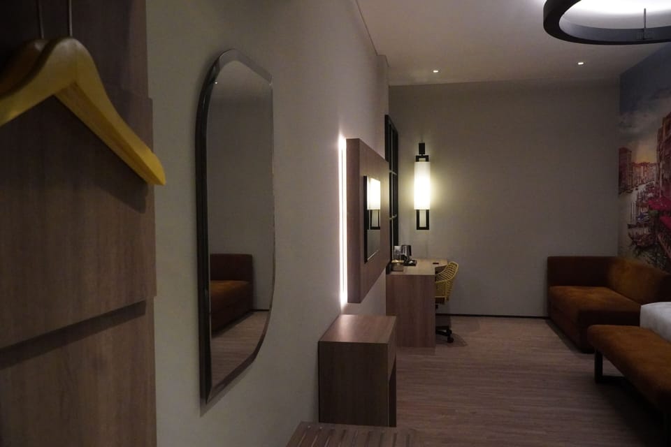 Presidential Suite, Non Smoking | Living area | 32-inch LCD TV with cable channels