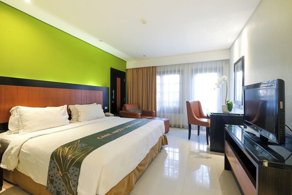 Deluxe Pool Access King | Desk, free WiFi, bed sheets