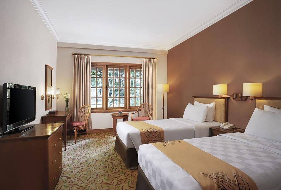 Executive Pool View Twin | Desk, free WiFi, bed sheets