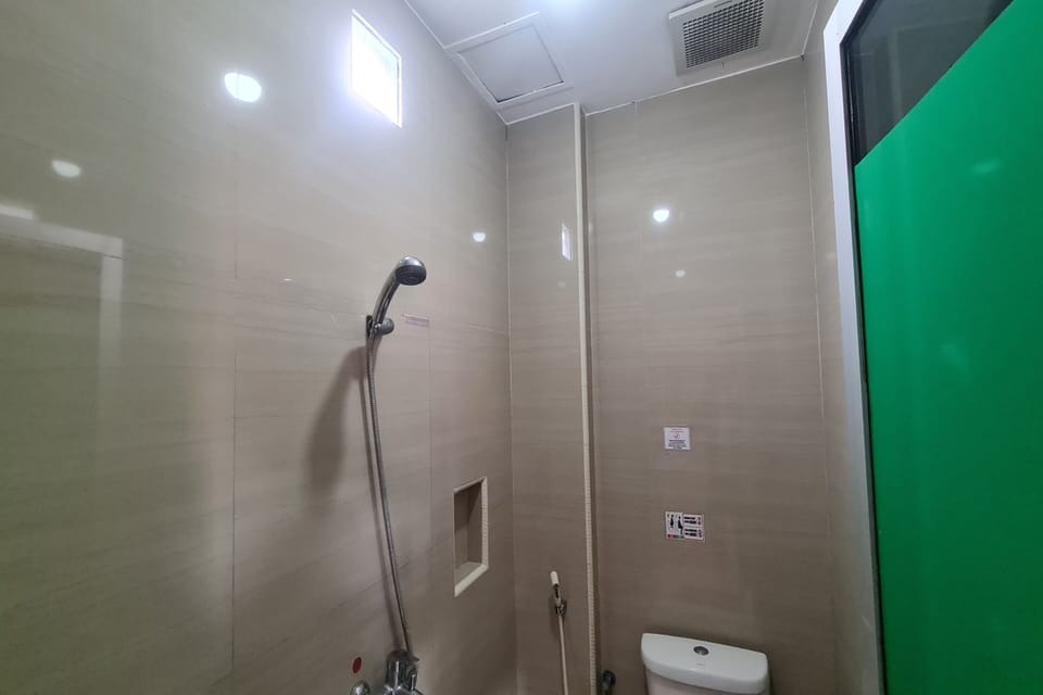 Standard Double Room | Bathroom | Shower, towels