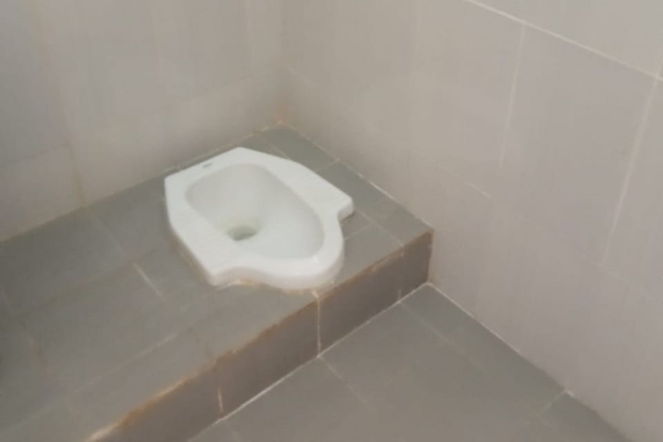 Economy Double Room | Bathroom | Shower, towels