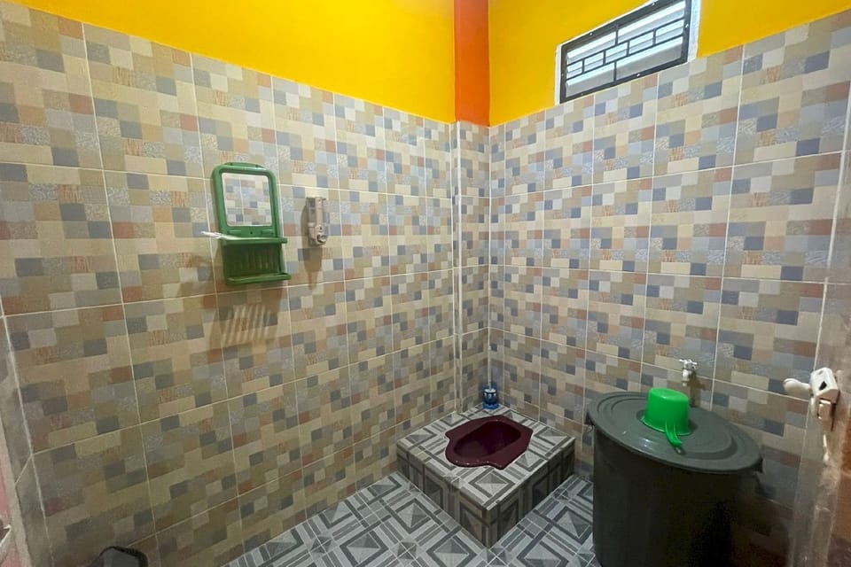 Economy Double Room | Bathroom | Shower, towels
