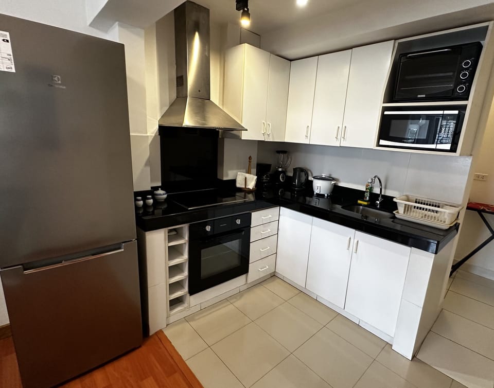 Business Apartment, 1 Queen Bed, Housekeeping, Executive Level | Private kitchen | Full-size fridge, microwave, oven, stovetop
