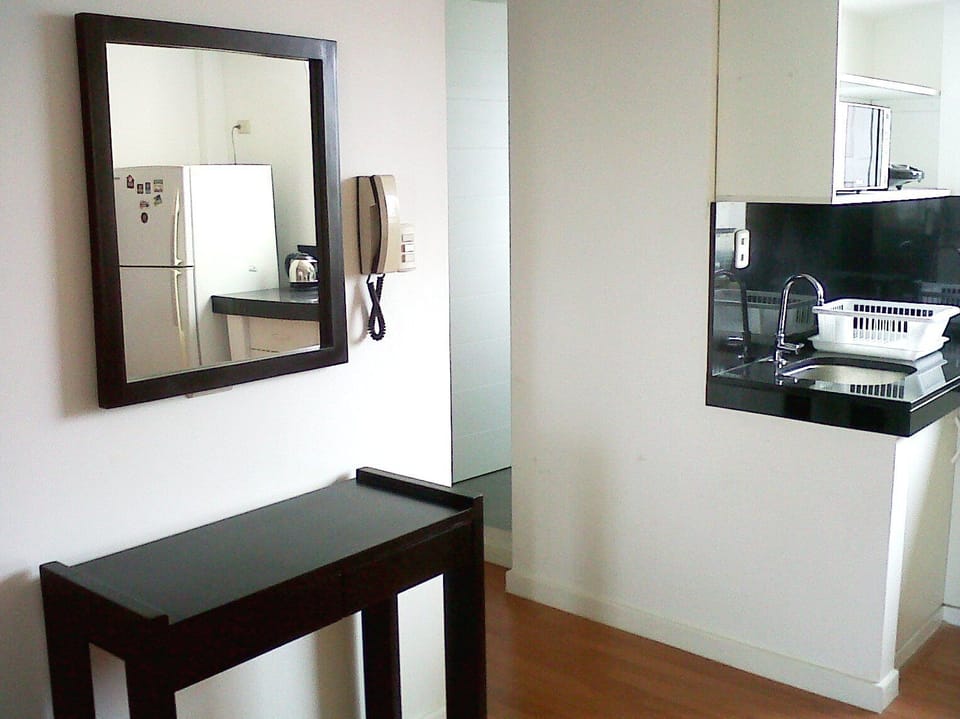 Business Apartment, 1 Queen Bed, Housekeeping, Executive Level | Living area | 55-inch Smart TV with cable channels