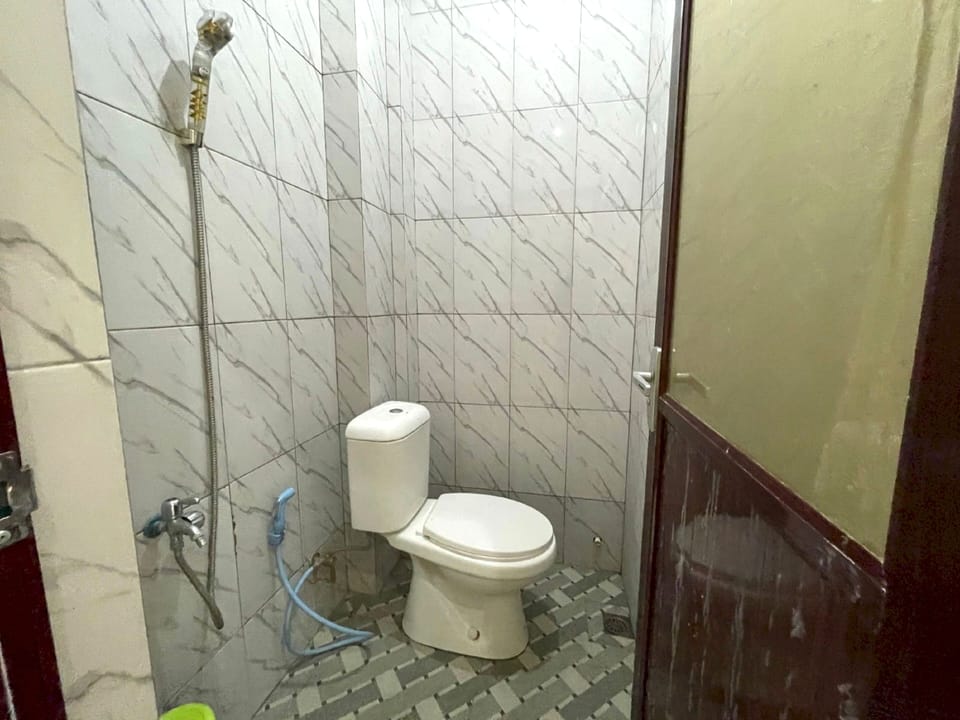 Standard Double Room | Bathroom | Shower, towels