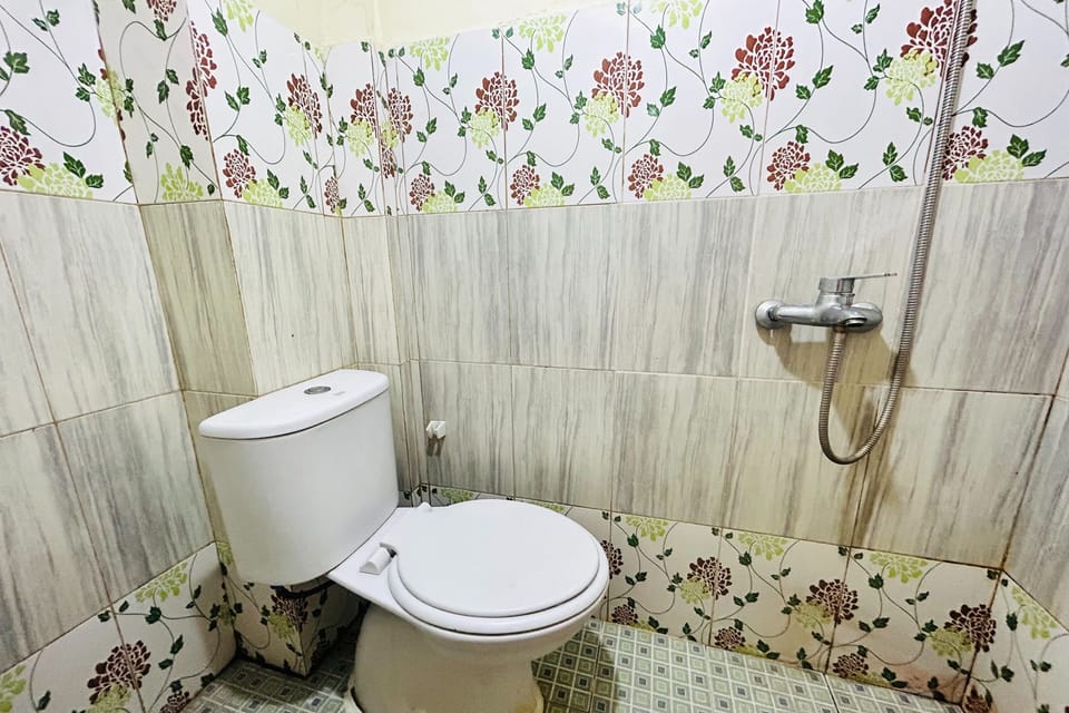 Standard Double Room | Bathroom | Shower, free toiletries, towels