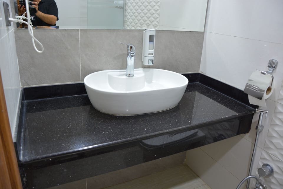 Comfort Double Room | Bathroom | Free toiletries, hair dryer, slippers, bidet