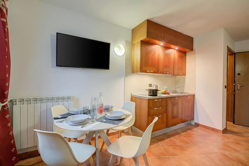 Family Apartment, 1 Bedroom (L'aquila Ski in / ski out) | Dining