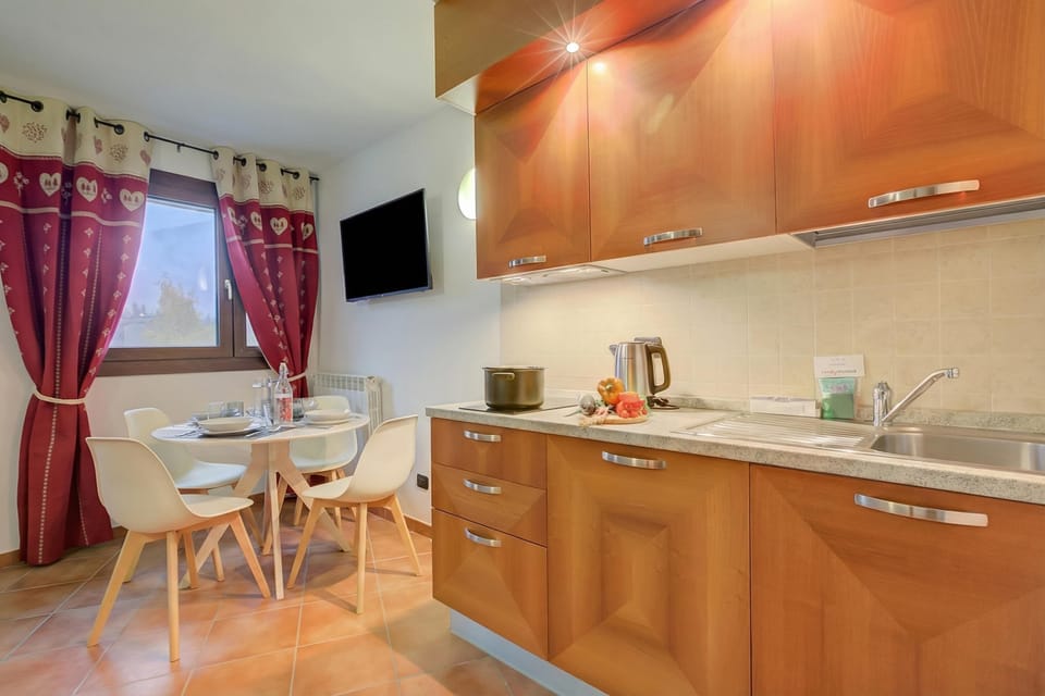 Family Apartment, Multiple Bedrooms (L' Aquila Campo Smith On The Ski) | Private kitchen | Fridge, stovetop, electric kettle, cookware/dishes/utensils