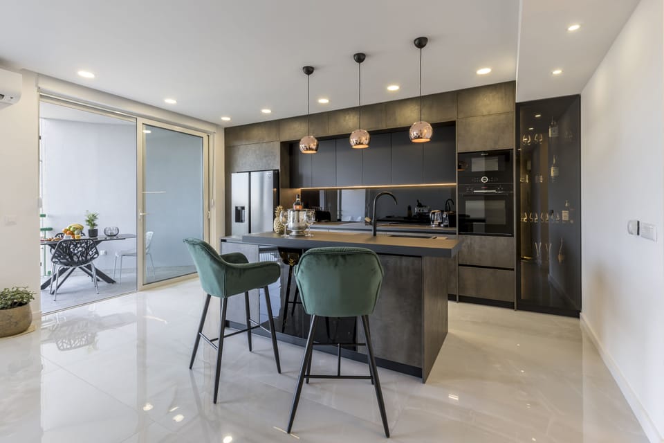 Deluxe Apartment | Private kitchen | Full-size fridge, microwave, oven, stovetop