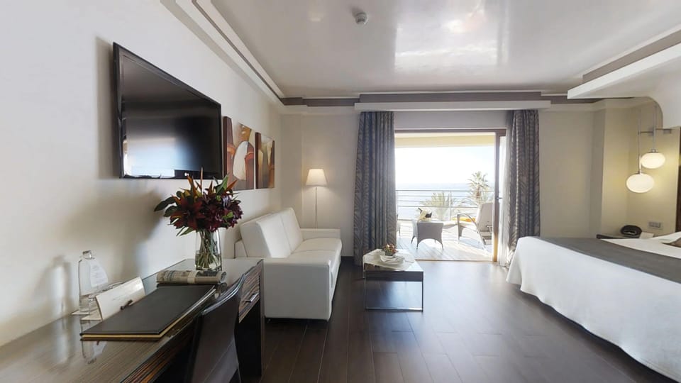 Premium bedding, down comforters, minibar, in-room safe
