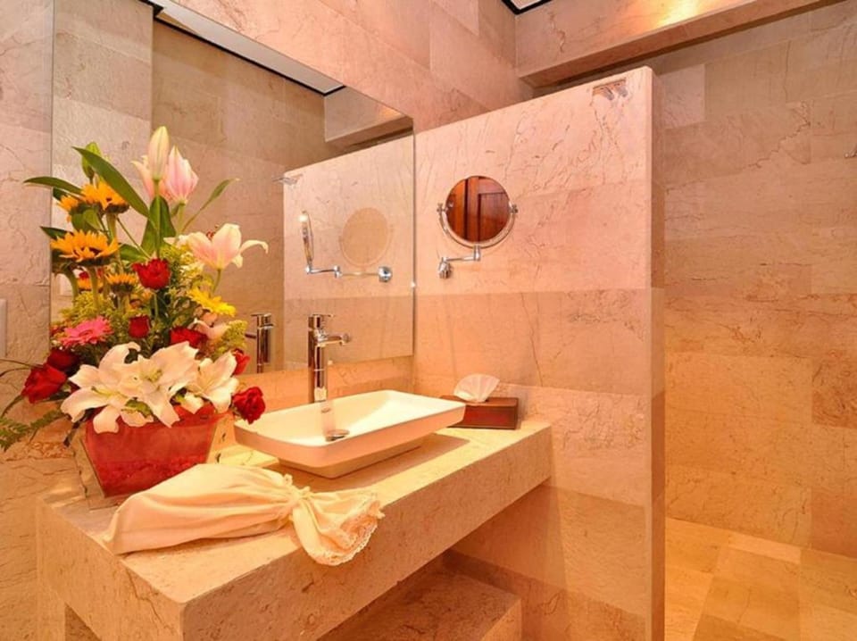 Master Suite | Bathroom | Shower, designer toiletries, hair dryer, bathrobes