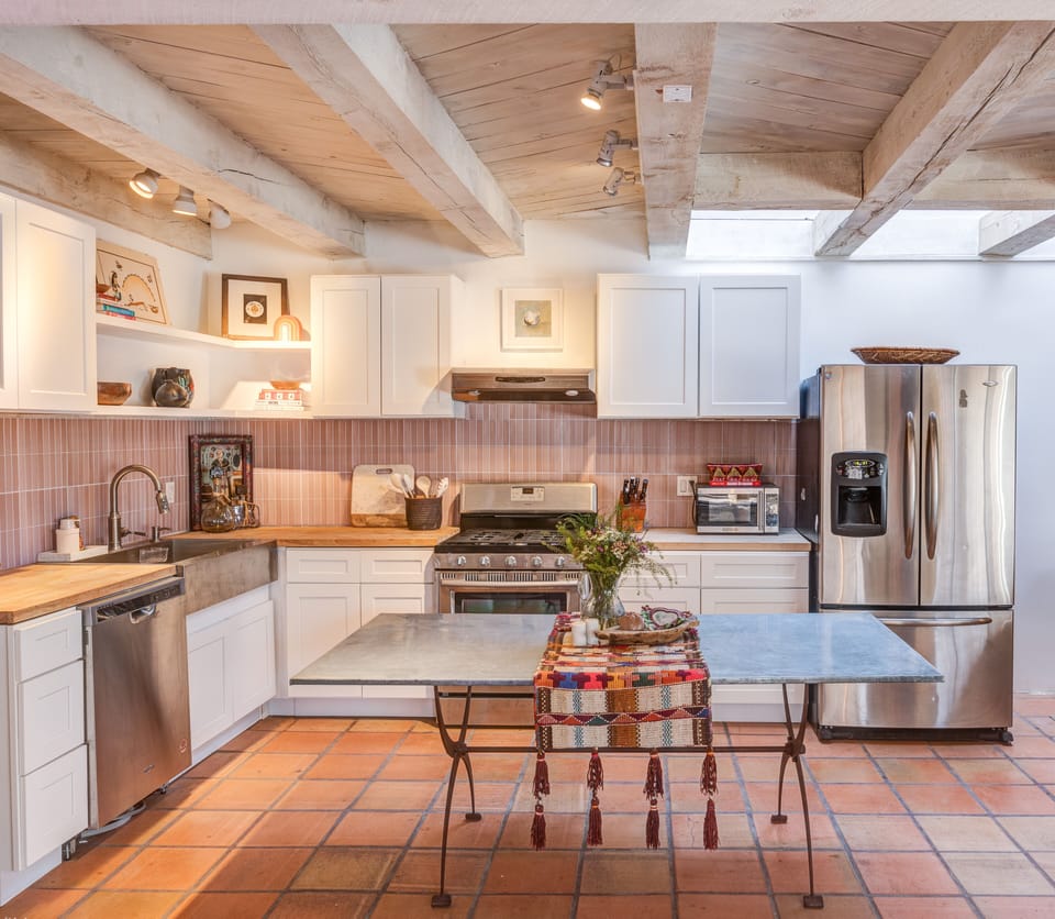 Design Loft, 2 Bedrooms, Balcony, City View | Private kitchen | Microwave