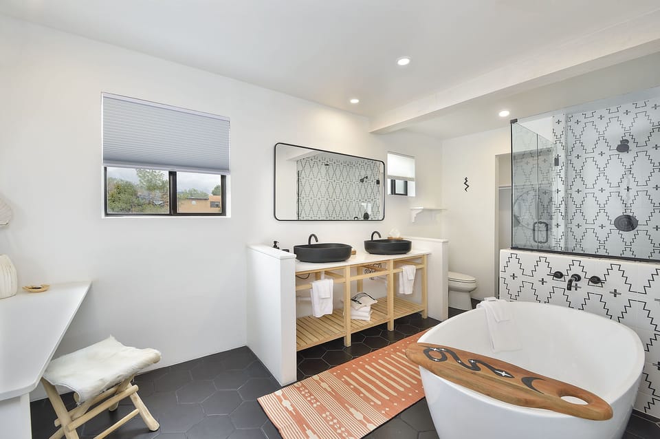 Deluxe Room, 1 King Bed with Sofa bed, City View | Bathroom | Free toiletries, hair dryer, towels