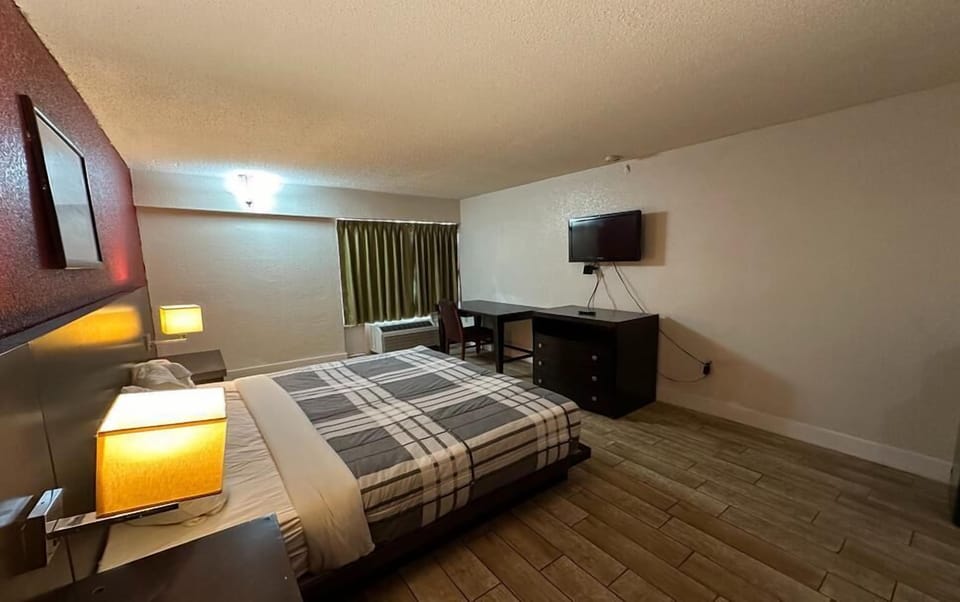 Desk, laptop workspace, iron/ironing board, free WiFi