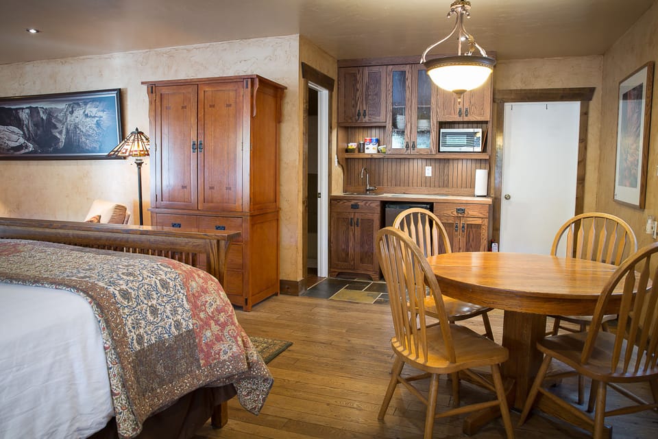 Sinewava Falls King Suite | Premium bedding, cribs/infant beds, rollaway beds, free WiFi