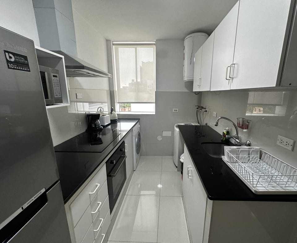 Business Apartment | Private kitchen | Full-size fridge, microwave, oven, stovetop