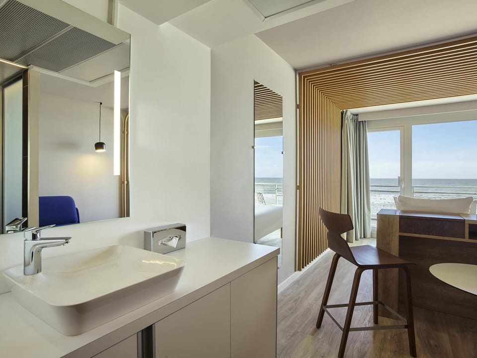 Executive Room, 1 Double Bed with Sofa bed, Balcony, Sea View | Bathroom | Eco-friendly toiletries, hair dryer, towels