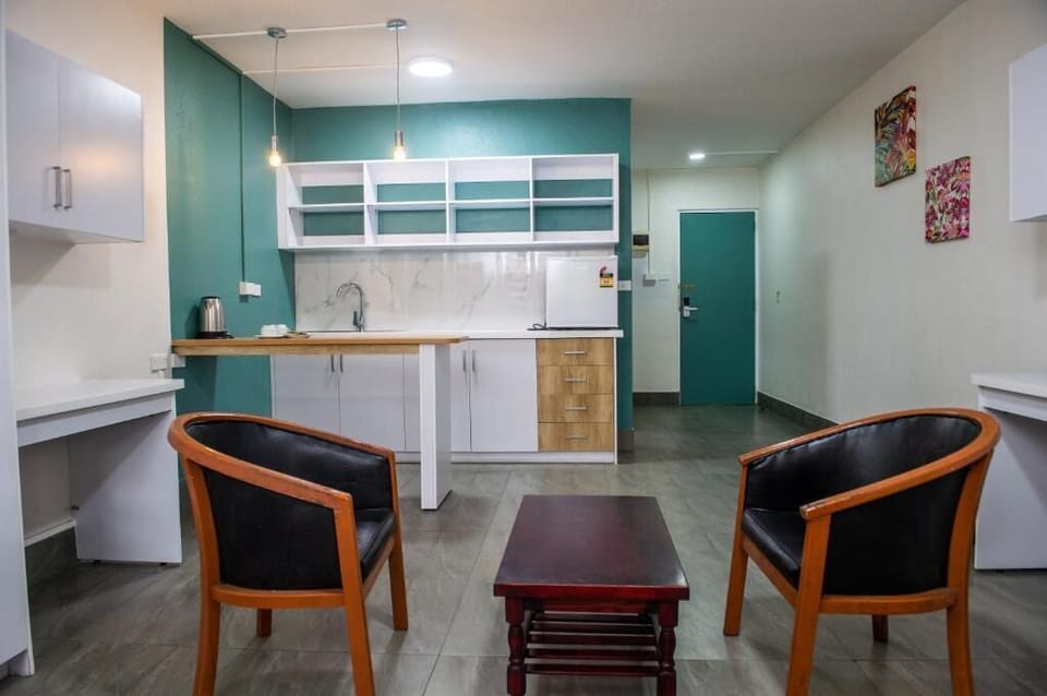 Twin Room | Living area | 32-inch Smart TV with digital channels, pay movies, streaming services