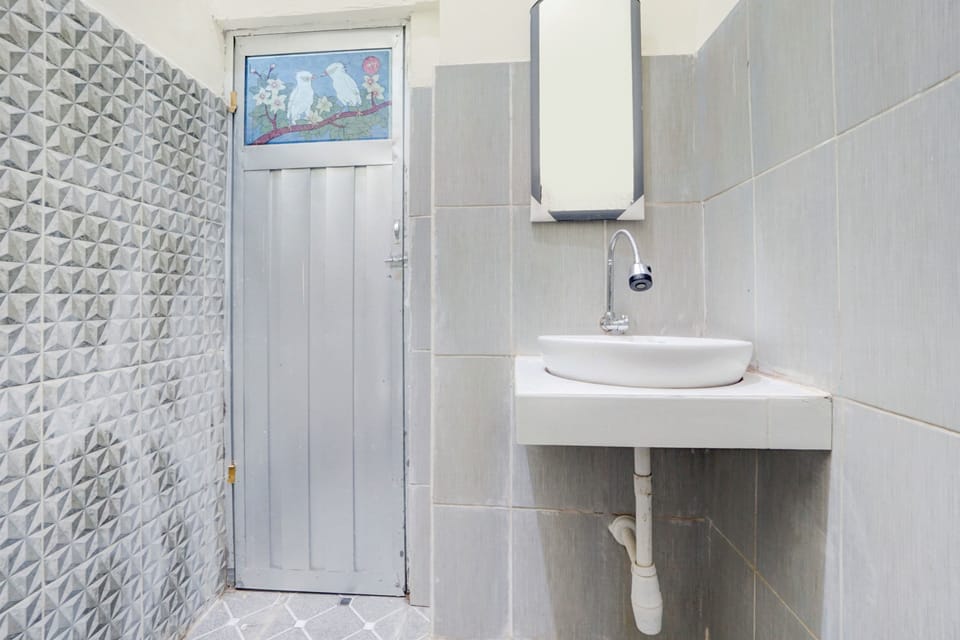 Standard Double Room | Bathroom | Shower, towels