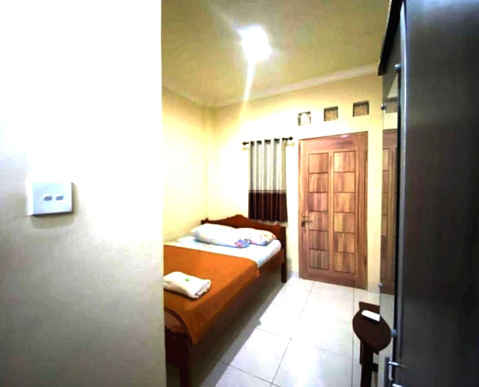 Standard Double Room | Laptop workspace, bed sheets