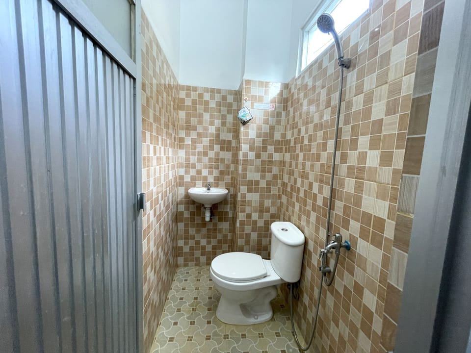 Standard Double Room | Bathroom | Shower, towels
