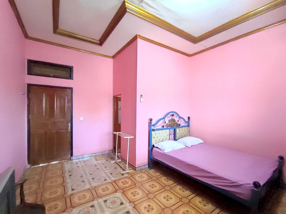 Standard Double Room | Laptop workspace, WiFi (free), bed sheets