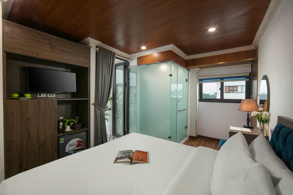 Deluxe Room, 1 King Bed, Balcony, City View | Minibar, in-room safe, desk, laptop workspace