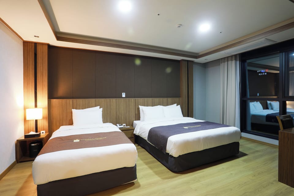 Family Quadruple Room | Desk, laptop workspace, soundproofing, WiFi (free)