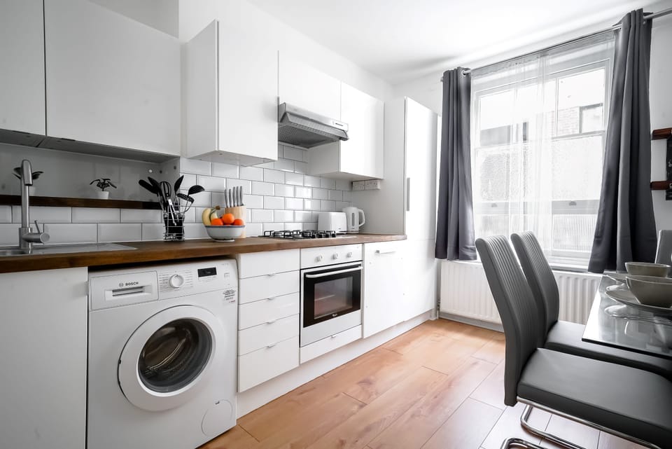 City Apartment | Private kitchen | Full-size fridge, microwave, oven, stovetop