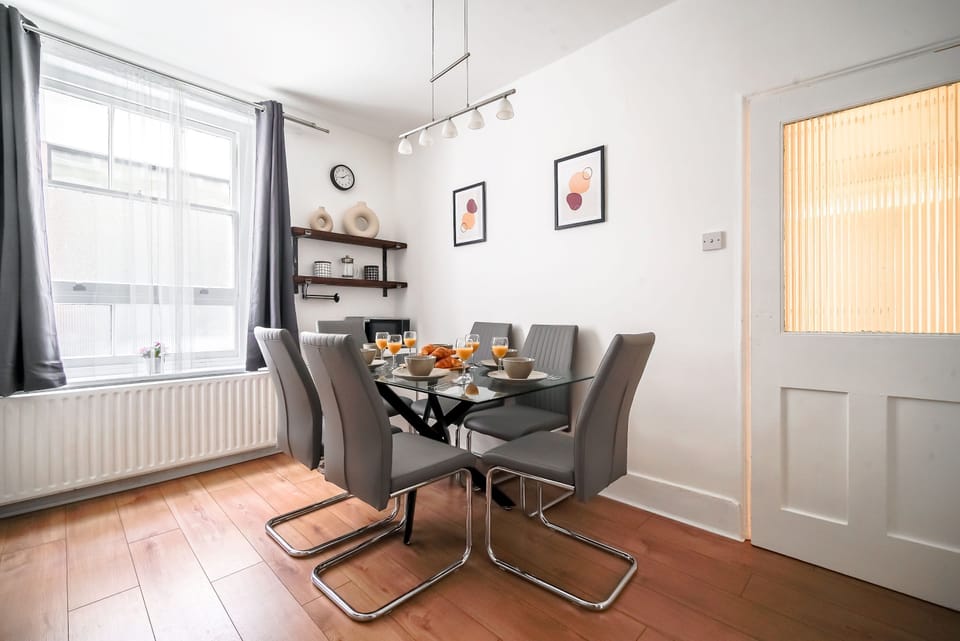 City Apartment | Private kitchen | Coffee/tea maker, full-size fridge, microwave, oven