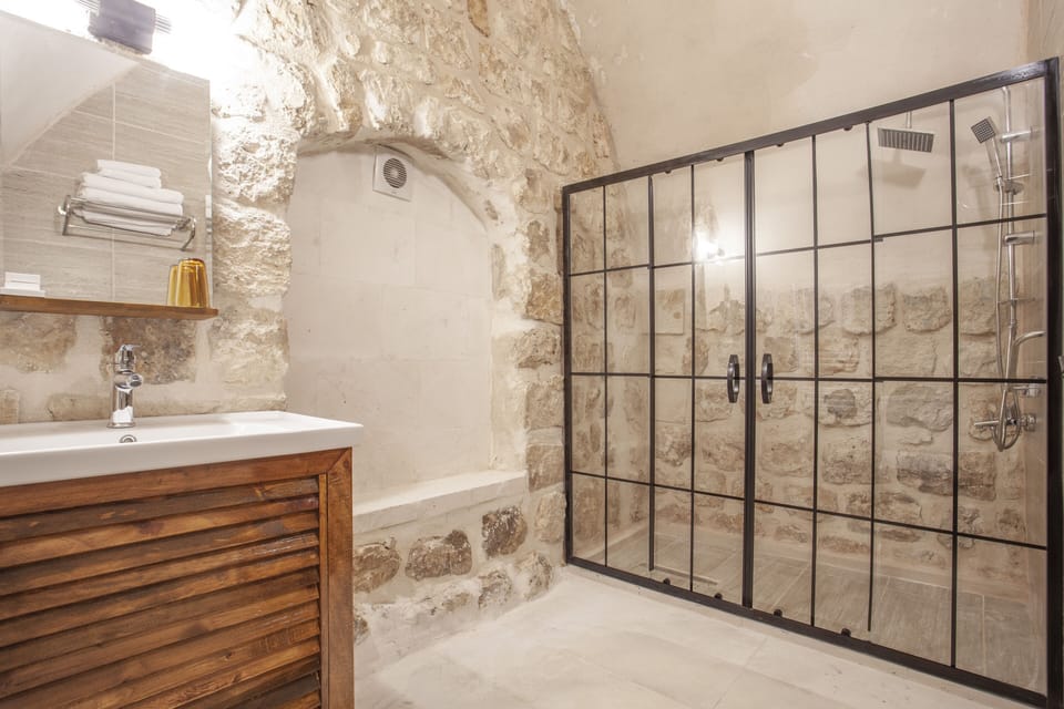 Comfort Twin Room, 2 Twin Beds | Bathroom | Shower, hair dryer, slippers, towels