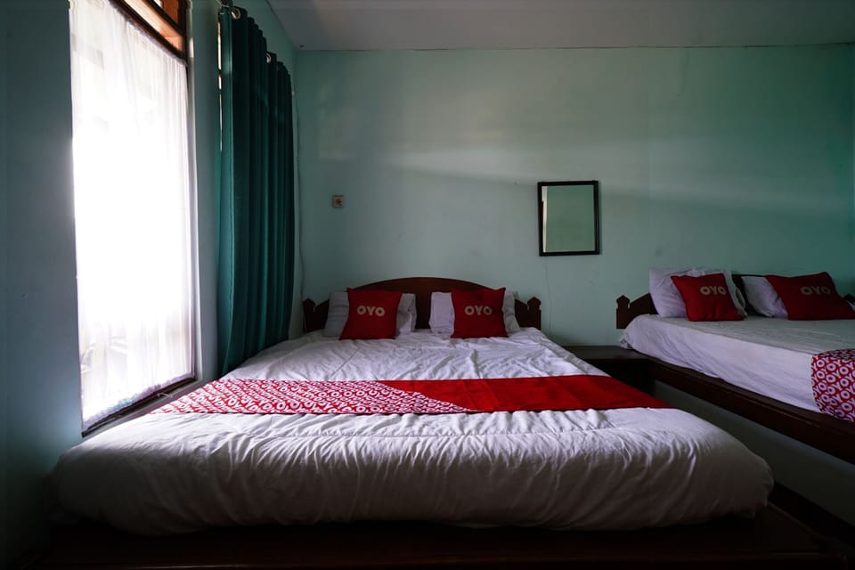 Family Suite | Desk, laptop workspace, free WiFi, bed sheets