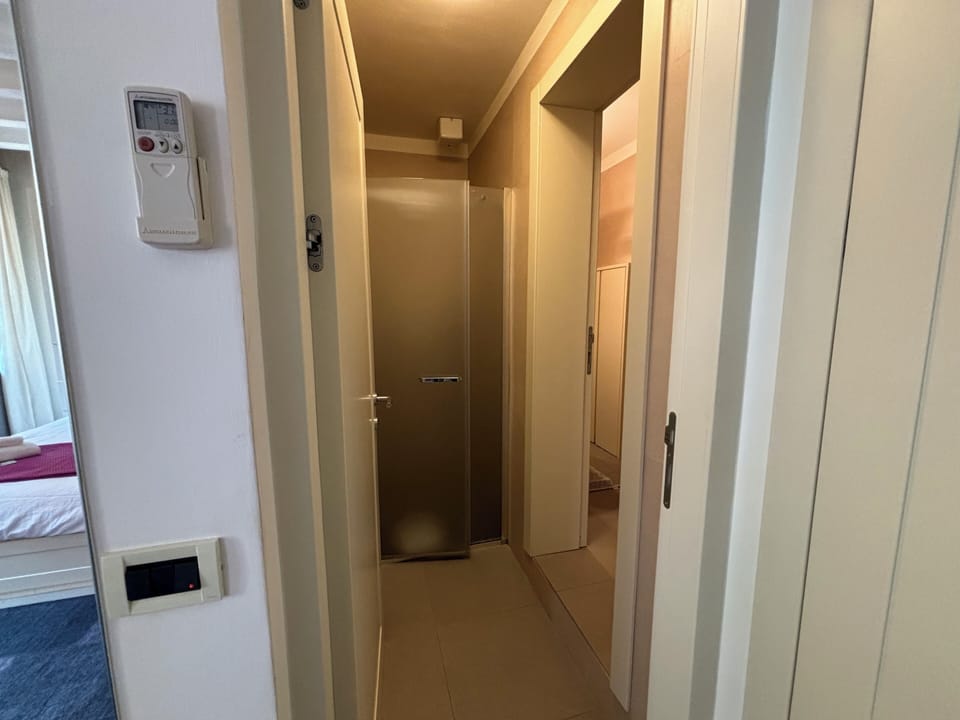 Studio Suite | Bathroom | Shower, hair dryer, bidet, towels