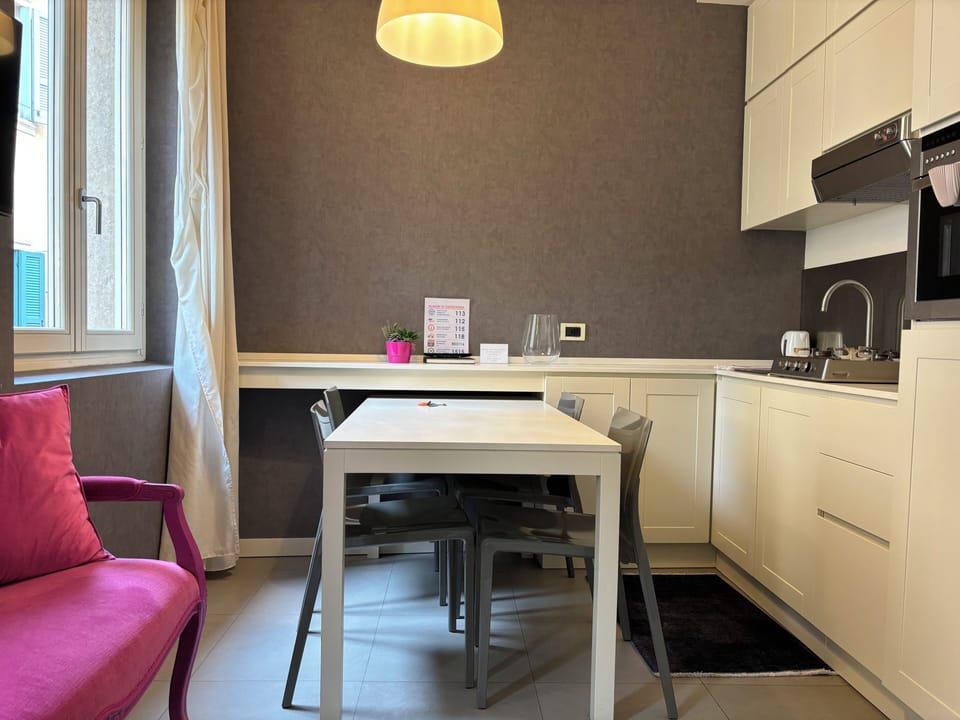 Studio Suite | Living area | Flat-screen TV