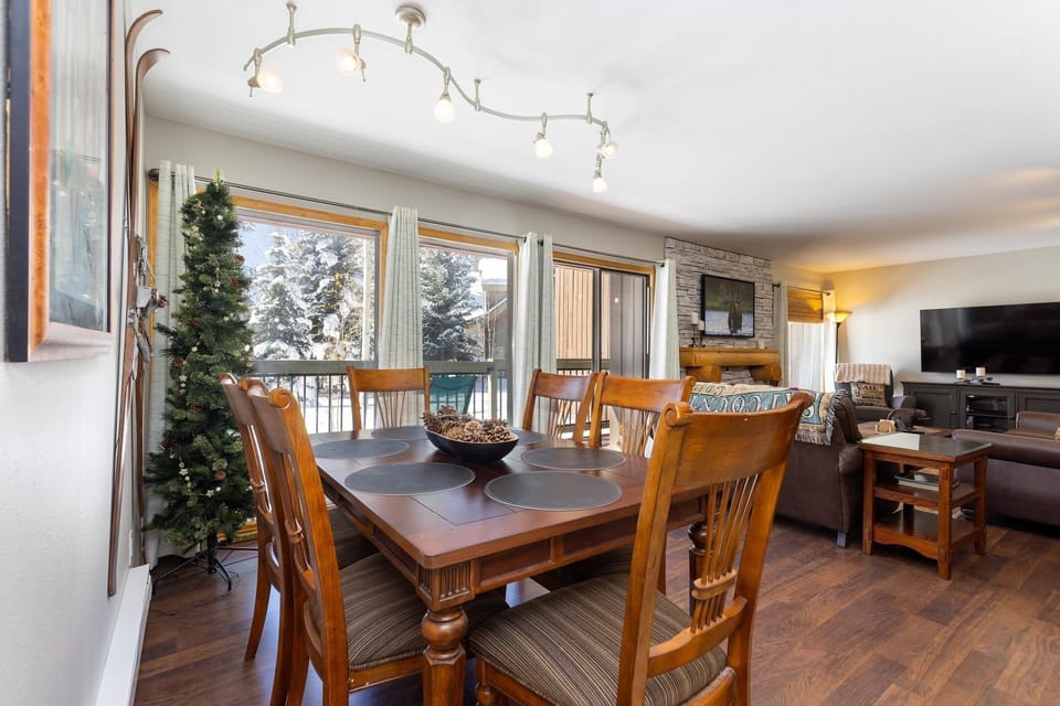 Condo, 2 Bedrooms | Dining