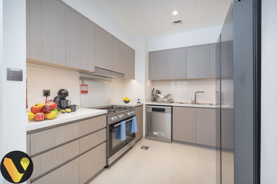 Elite Apartment | Private kitchen | Full-size fridge, microwave, oven, stovetop