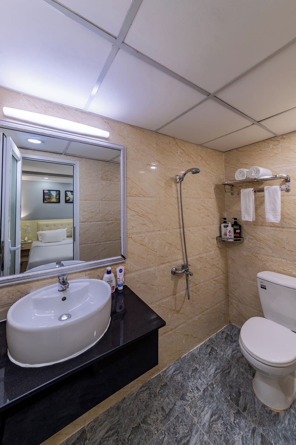 Standard Room, 1 Bedroom, No Windows, Ground Floor | Bathroom | Free toiletries, hair dryer, bathrobes, slippers