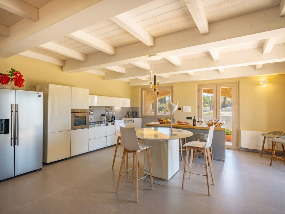 Full-size fridge, microwave, oven, stovetop
