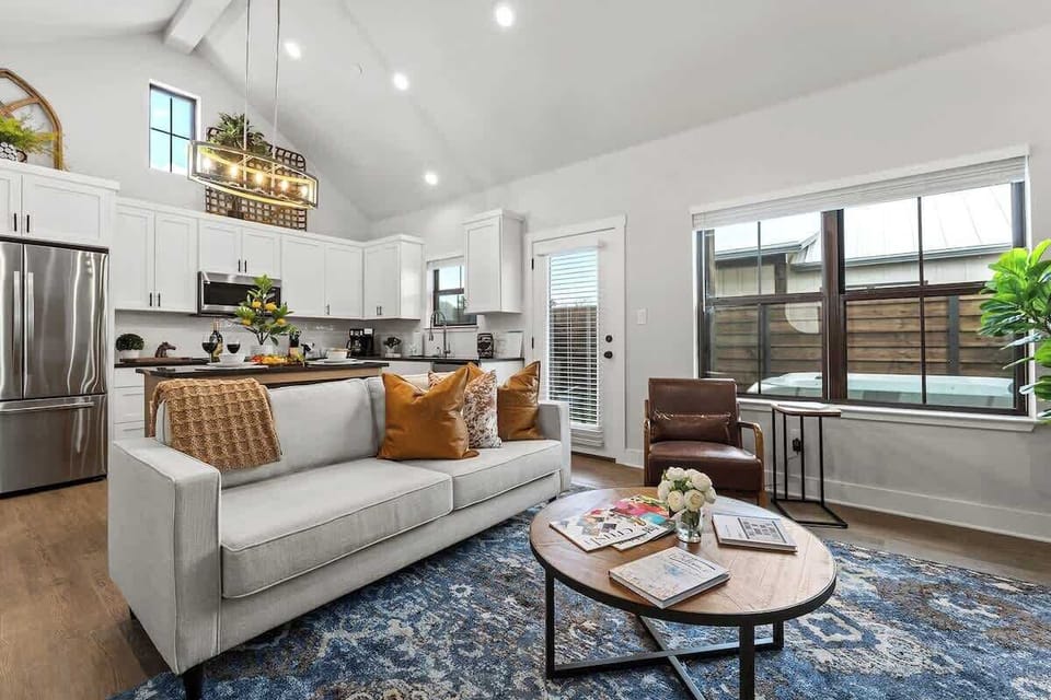 Condo, 1 King Bed, Hot Tub (930 S Eagle B2 #201) | Living area