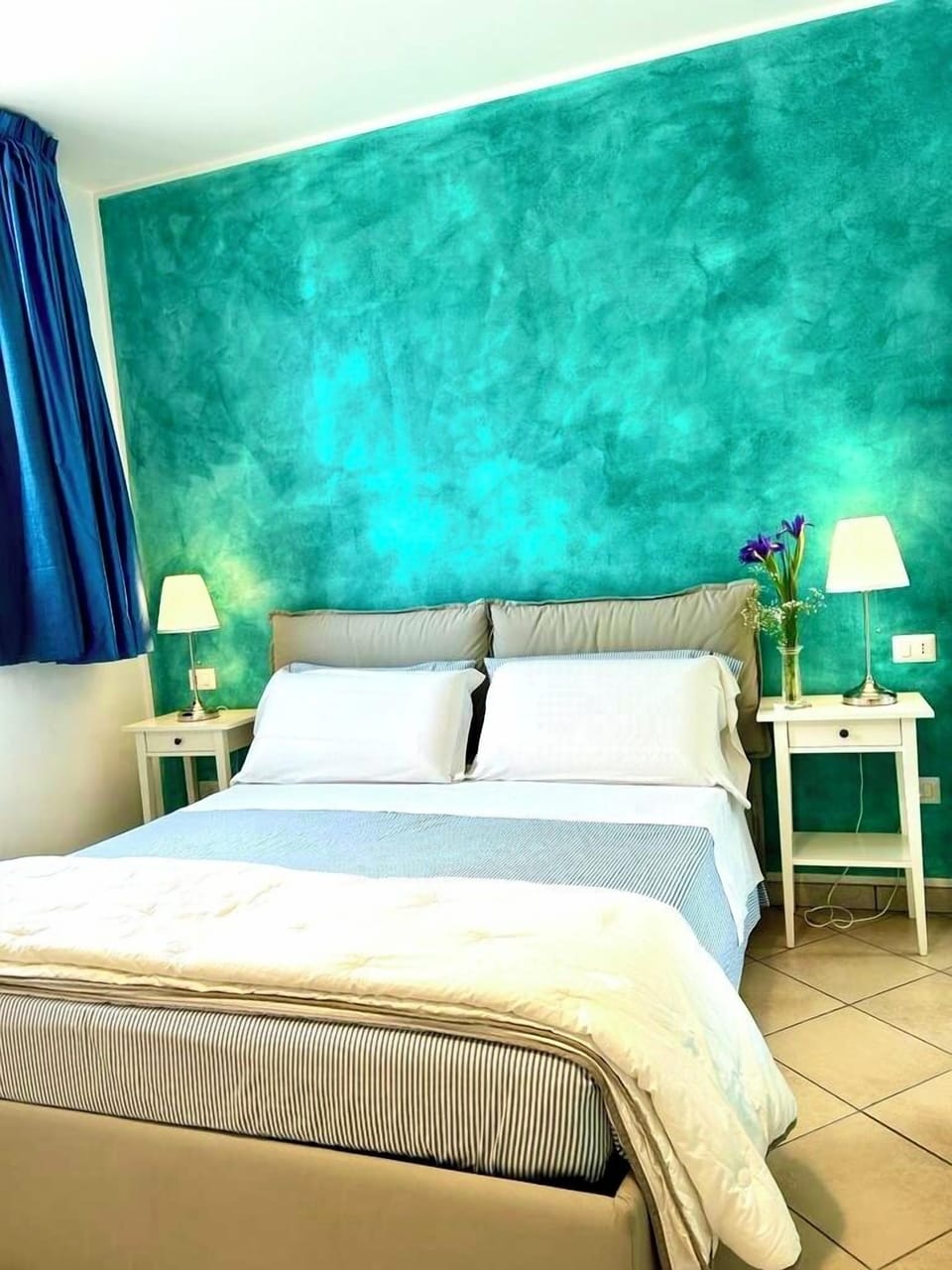Suite | Minibar, in-room safe, individually decorated, desk