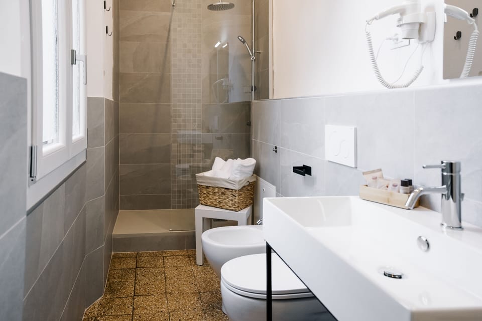 Comfort Triple Room | Bathroom | Shower, rainfall showerhead, hair dryer, bidet