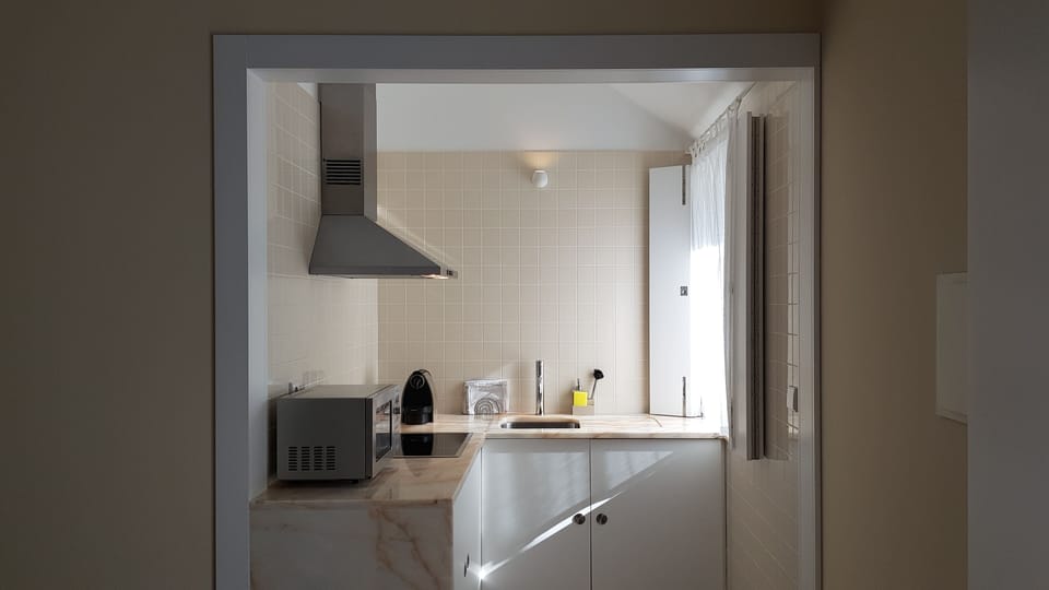 Fridge, microwave, stovetop, coffee/tea maker