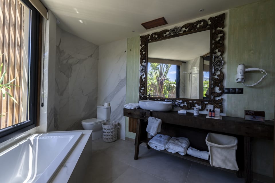 Double Room, Garden View | Bathroom | Designer toiletries, hair dryer, bathrobes, towels