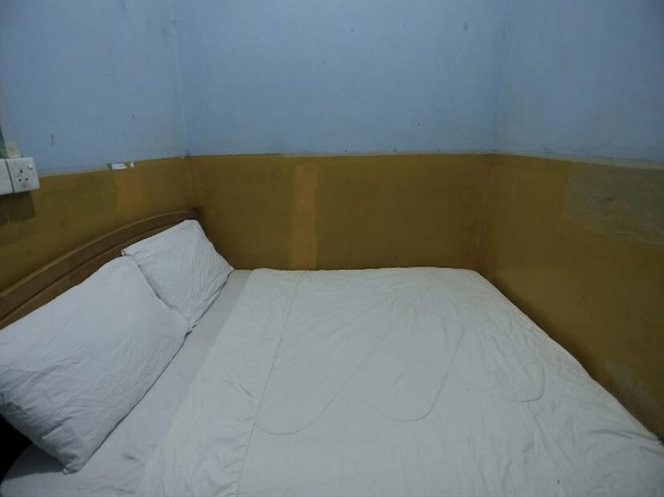 Basic Double Room | Laptop workspace, WiFi (free), bed sheets