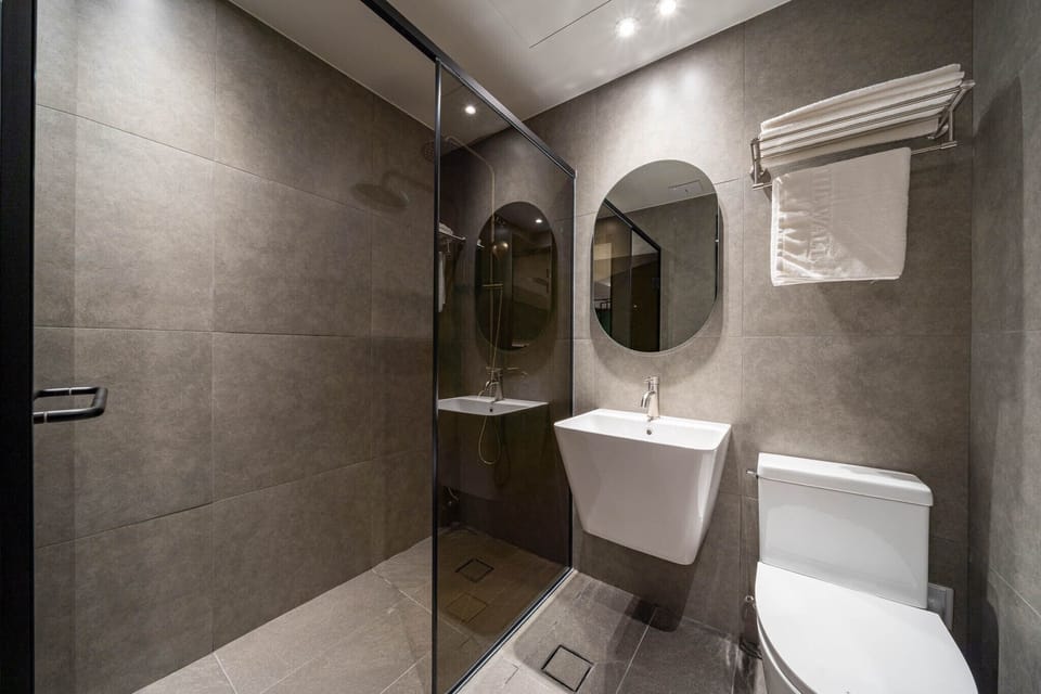 Superior Room | Bathroom | Free toiletries, hair dryer, bathrobes, bidet