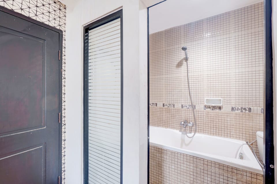 Standard Suite | Bathroom | Shower, rainfall showerhead, towels, soap