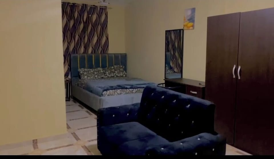 10 bedrooms, blackout drapes