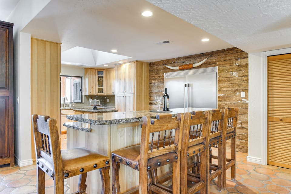 House (6 Bedrooms) | Interior
